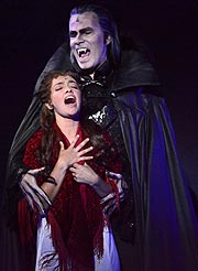 Premiere "Tanz der Vampire" im Deutschen Theater mit Thomas Borchard als Graf Krolock und Veronica Appendu als Sarah (©Foto: Ingrid Grossmann)=